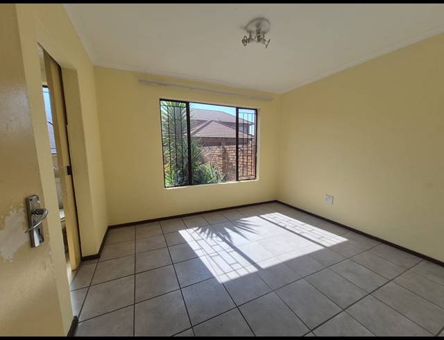 3 BEDROOM TOWNHOUSE FOR SALE IN EDLEEN